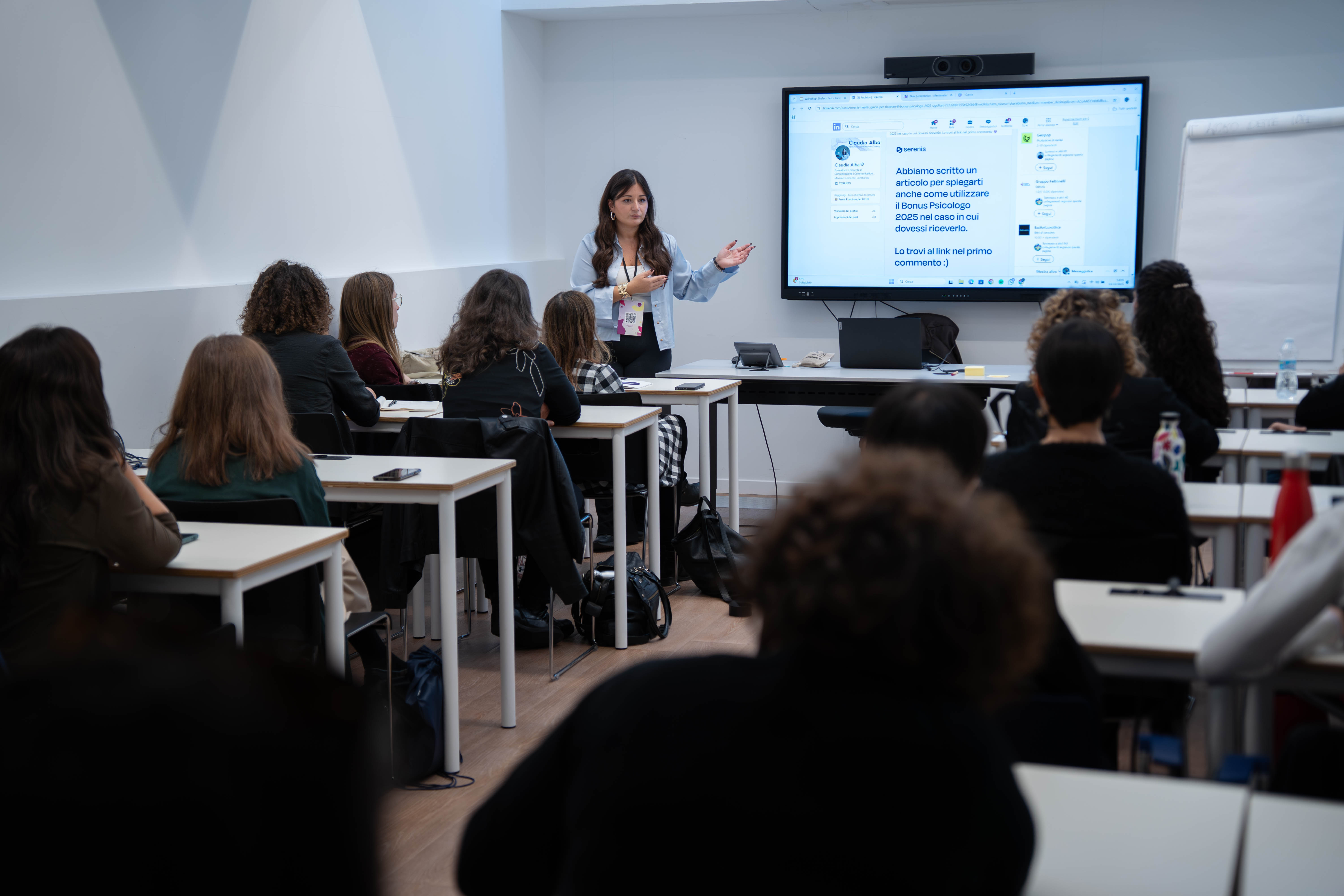 Claudia in aula con le partecipanti
